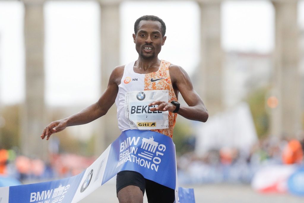 Kenenisa Bekele da han løp inn til seier på 2:01:41, to sekunder bak gjeldende  verdensrekord i Berlin Marathon 2019. (Foto: SCC EVENTS/Norbert Wilhelmi)