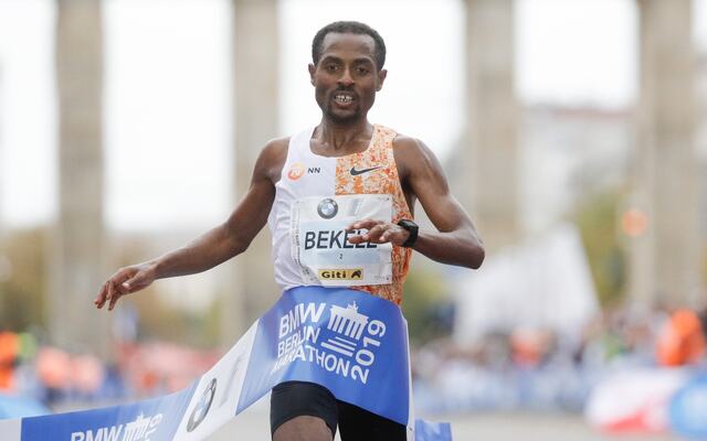 Kenenisa Bekele da han løp inn til seier på 2:01:41, to sekunder bak gjeldende verdensrekord i Berlin Marathon 2019. (Foto: SCC EVENTS/Norbert Wilhelmi)