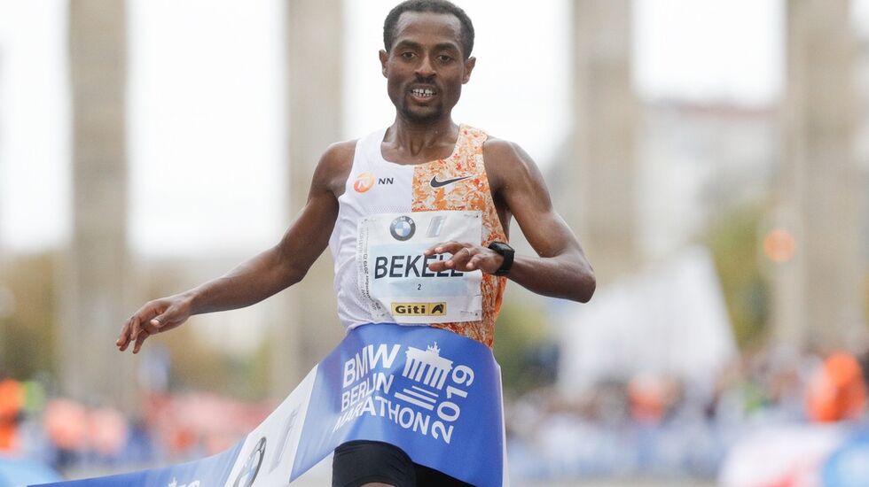 Kenenisa Bekele da han løp inn til seier på 2:01:41, to sekunder bak gjeldende  verdensrekord i Berlin Marathon 2019. (Foto: SCC EVENTS/Norbert Wilhelmi)