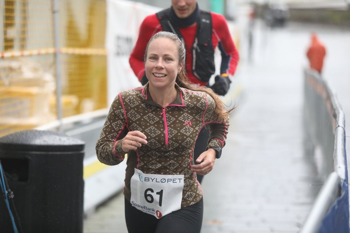 Henriette Thorp vant halvmaraton i Byløpet i Skien da det gikk i regnvær i 2019. Årets utgave av løpet er utsatt til høsten. (Foto: arrangøren) 