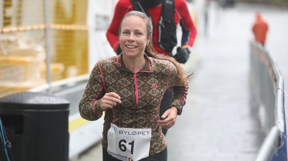 Henriette Thorp vant halvmaraton i Byløpet i Skien da det gikk i regnvær i 2019. Årets utgave av løpet er utsatt til høsten. (Foto: arrangøren)