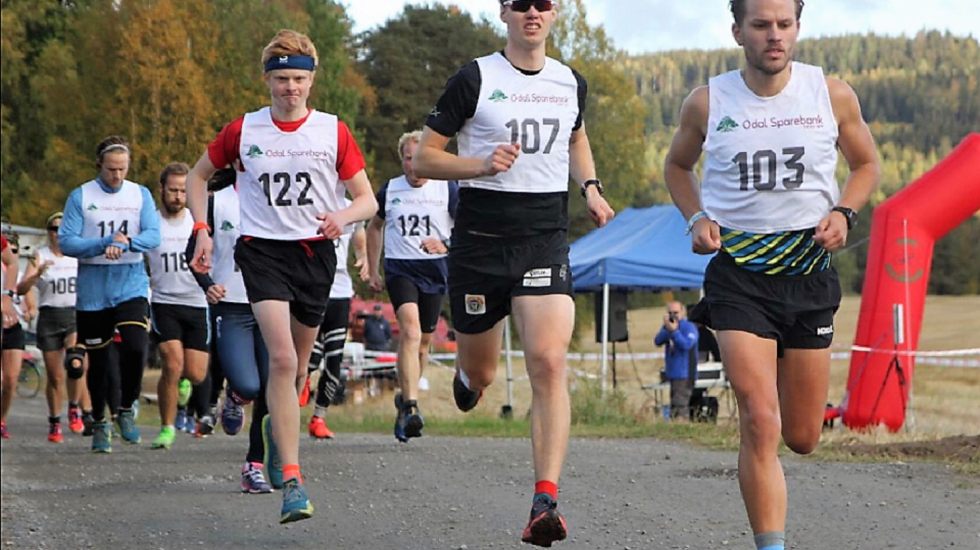 Ola Korbøl i tet fra start foran Halvor Korbøl Thoner i søndagens løp på Slåstad. (Foto: Privat)