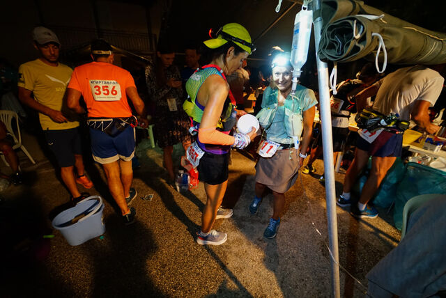 Jeanette Vika med nr 357 og Ninette Banoun med nr 111 på en av de mange sjekkpunktene underveis. (Foto: Johan Holmgren)