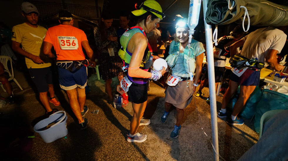 Jeanette Vika med nr 357 og Ninette Banoun med nr 111 på en av de mange sjekkpunktene underveis. (Foto: Johan Holmgren)