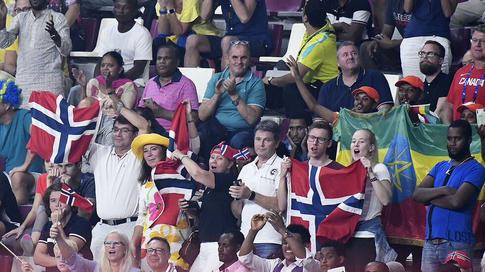 God stemning i den norske leiren på tribunen. (Foto: Bjørn Johannessen)