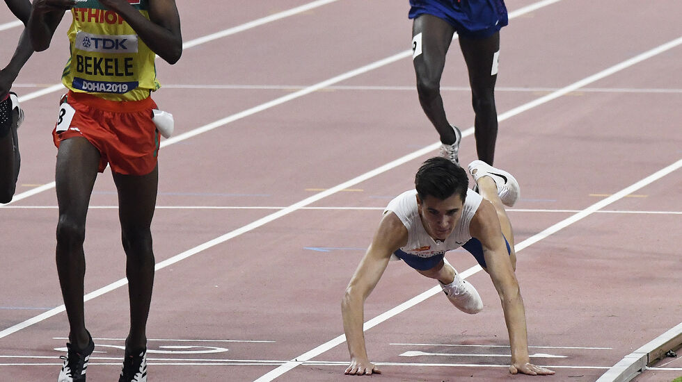 Jakob Ingebrigtsen gav absolutt alt og stupte over mål. (Foto: Bjørn Johannessen) 