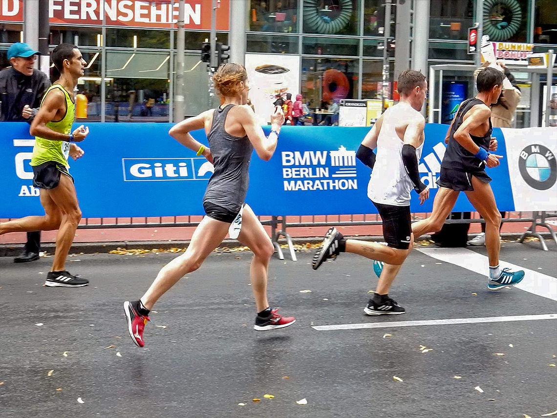 Hilde Aders i sitt løp gjennom Berlins gater. (Foto: privat)