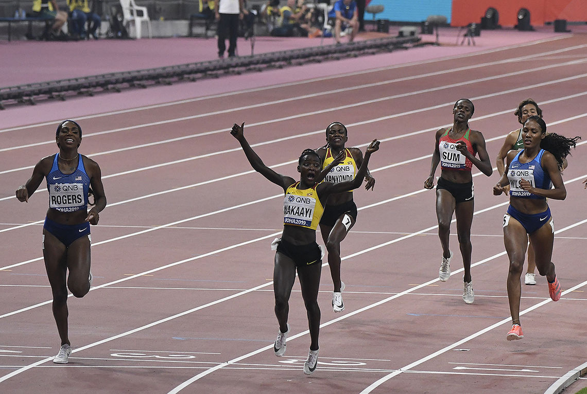 Ugandiske Halimah Naakayi krysser målstreken først - foran de to amerikanske jentene Raevyn Rogers og Ajee Wilson. (Foto: Bjørn Johannessen)