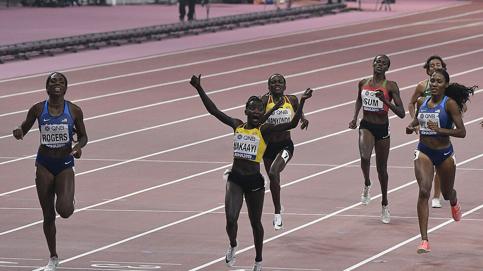 Ugandiske Halimah Naakayi krysser målstreken først - foran de to amerikanske jentene Raevyn Rogers og Ajee Wilson. (Foto: Bjørn Johannessen)