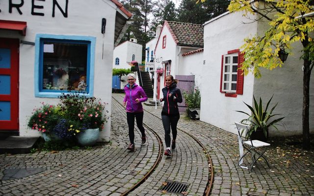 To av deltagerne i Kardemommeby, men ingen av dem ligner på strenge Tante Sofie. (Foto: Guri Sæterlid)