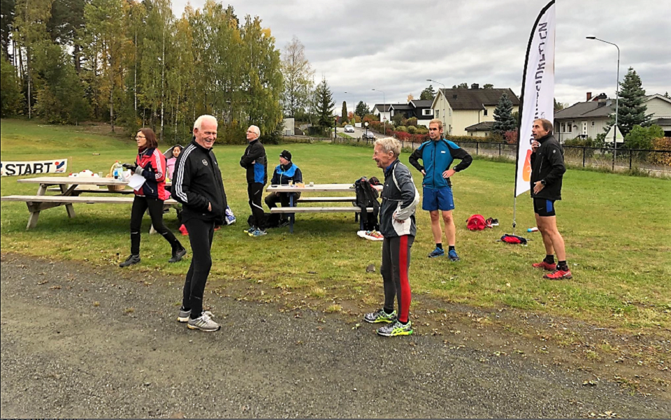 Deltakerne har sviktet Gå-joggen i år, men ikke superveteranene Leif Engebretsen (til v.) og Bjørn Tvedt. (Foto: Marit Aamdal)