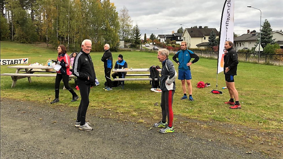 Deltakerne har sviktet Gå-joggen i år, men ikke superveteranene Leif Engebretsen (til v.) og Bjørn Tvedt. (Foto: Marit Aamdal)