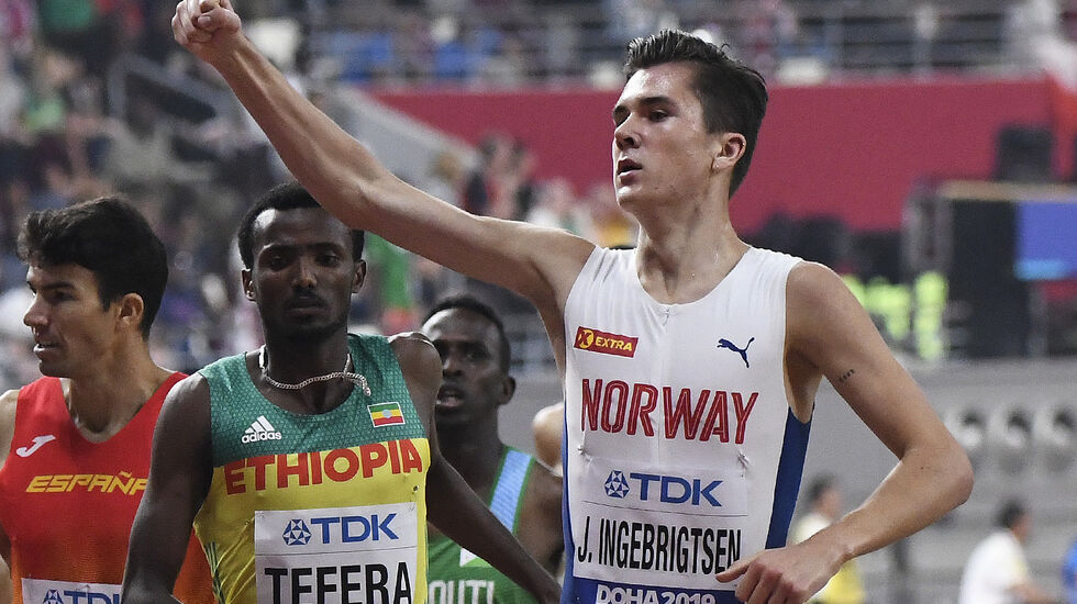 Jakob Ingebrigtsen lirka seg forbi Samuel Tefera på innsida og vant det første heatet. (Foto: Bjørn Johannessen) 