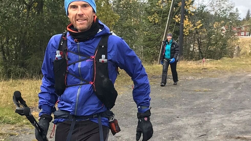 Arne Nåtedal leder (søndag 14:00) OTC 200 km der det fortsatt er tre løpere med. 2 km bak lurer Cecilie Longva Igesund som tar innpå. De vil slite med makstidene dersom arrangøren ikke korrigeres noe. (Foto: Mona Kjeldsberg, ved vending etter 100 km)