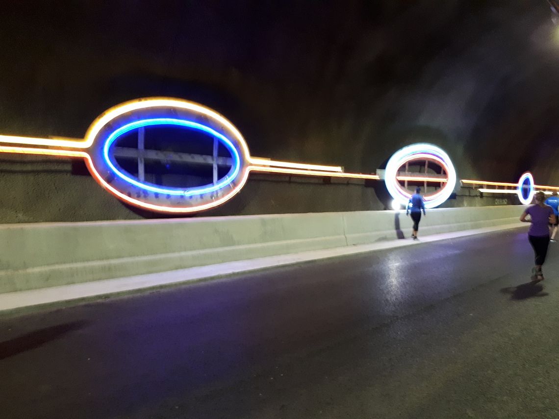 Lysdekorasjoner sørget for at løperne så lyset i tunnelen undervegs i Ryfastløpet. (Foto: Turid Veggeland)