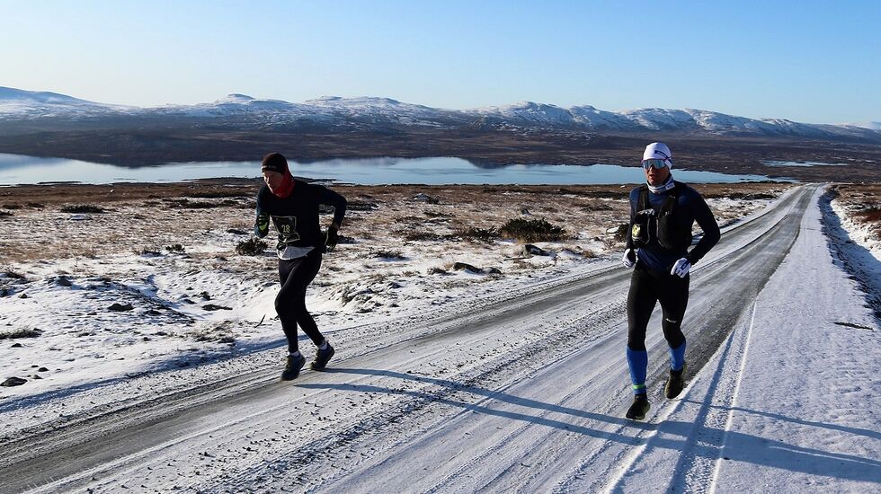 De to klart beste på den nye ultradistansen fra Bygdin til Skåbu, Paul Raistrick (til v.) som til slutt var tre og et halvt minutt foran Øystein Pettersen. (Foto: Linda Aulie Åsen)