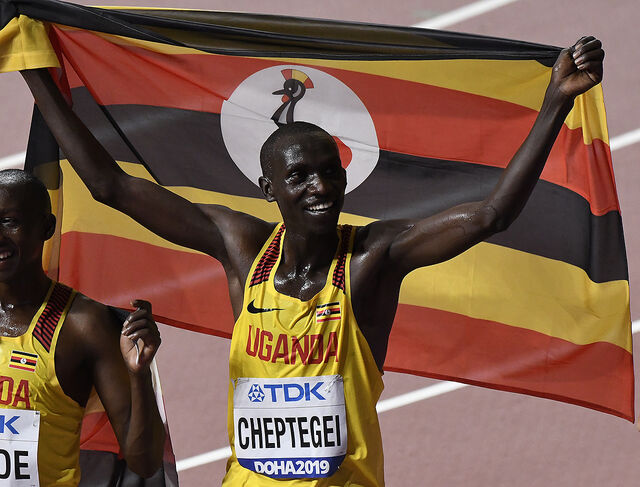 Joshua Cheptegei  jublet for VM-gull på 10000 m i Doha 6. oktober i fjor. Nå kunne han juble for verdensrekord på 5000 m. (Foto: Bjørn Johannessen)