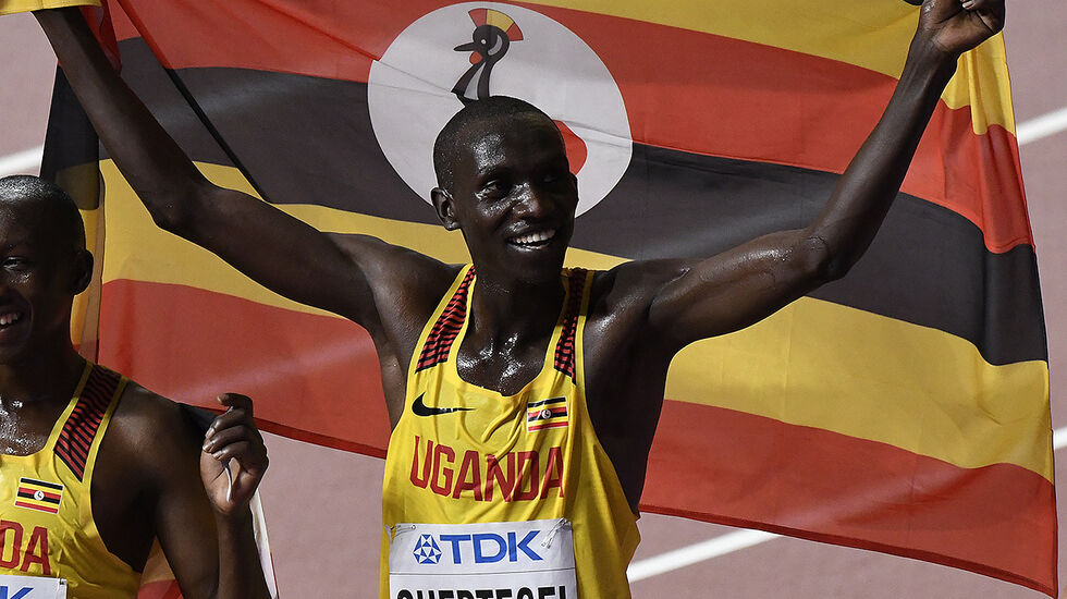 Joshua Cheptegei da han jublet for VM-gullet på 10000 m i Doha 6. oktober i fjor. (Foto:Bjørn Johannessen)