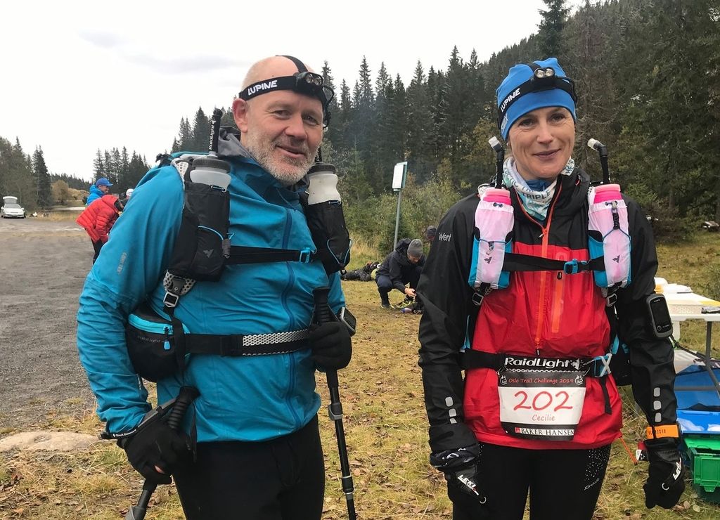 Øystein Jack Næss og Cecilie Longva Igesund ser uforskammet spreke ut på Mylla etter 100 km. Enda 100 km senere var de alene om å klare å fullføre den lengste distansen i Oslo Trail Challenge. (Foto_Mona Kjeldsberg)