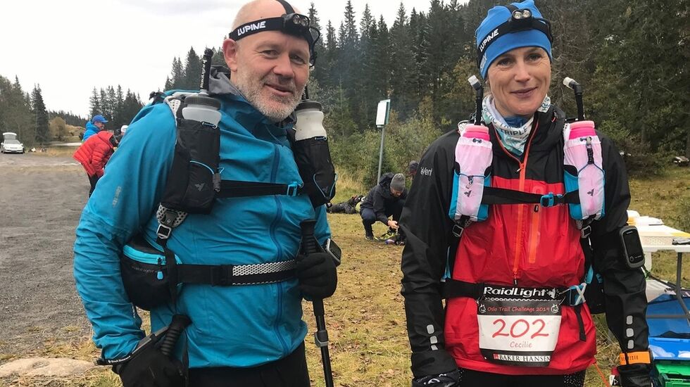 Øystein Jack Næss og Cecilie Longva Igesund ser uforskammet spreke ut på Mylla etter 100 km. Enda 100 km senere var de alene om å klare å fullføre den lengste distansen i Oslo Trail Challenge. (Foto_Mona Kjeldsberg)