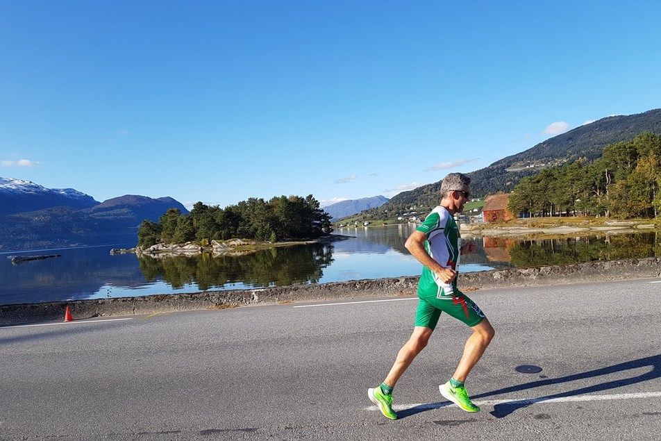 Dagens raskeste løper, Lars Ole Hageskal, i flotte omgivelser. (Foto: Svein Hjelmeset)