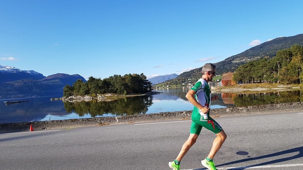 Dagens raskeste løper, Lars Ole Hageskal, i flotte omgivelser. (Foto: Svein Hjelmeset)