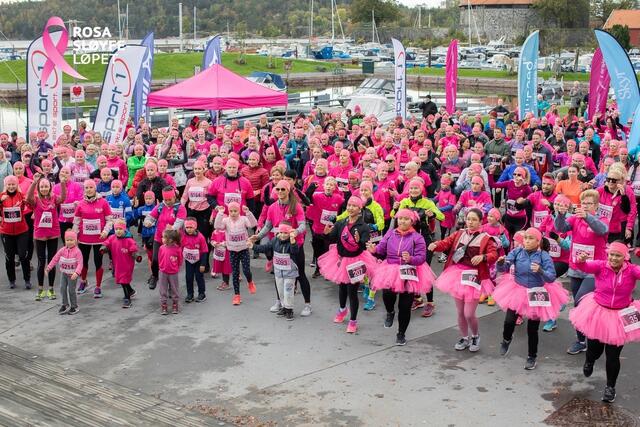 Rosaløpere i alle aldre under oppvarmingen i Kristiansand. (Foto: Rosa Sløyfe-løpet/ Håvard Anthonsen)