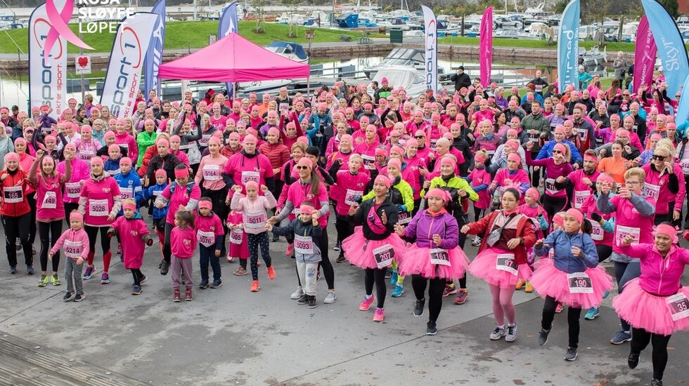 Rosaløpere i alle aldre under oppvarmingen i Kristiansand. (Foto: Rosa Sløyfe-løpet/ Håvard Anthonsen)