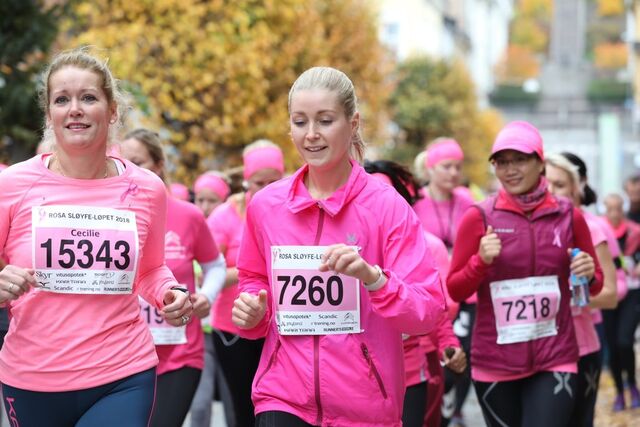 Over 500 løp Rosa Sløyfe-løpet i Skien. Bildet av Cecilie og Tonje er fra 2018 løpet. (Arrangørfoto)