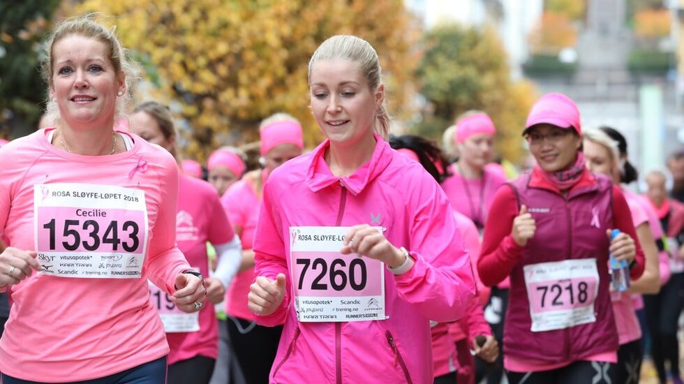 Over 500 løp Rosa Sløyfe-løpet i Skien. Bildet av Cecilie og Tonje er fra 2018 løpet. (Arrangørfoto)