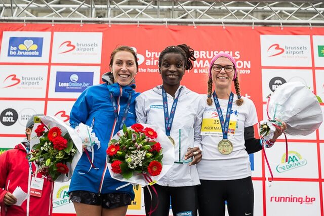 Inger Marit Star Valstad på pallen sammen med den belgiske vinneren Kabi Nassam og franske Ludvine Seulin som ble nummer to. (Foto: Brussels Airport Marathon)