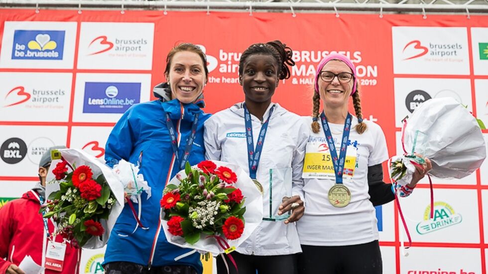 Inger Marit Star Valstad på pallen sammen med den belgiske vinneren Kabi Nassam og franske Ludvine Seulin som ble nummer to. (Foto: Brussels Airport Marathon)