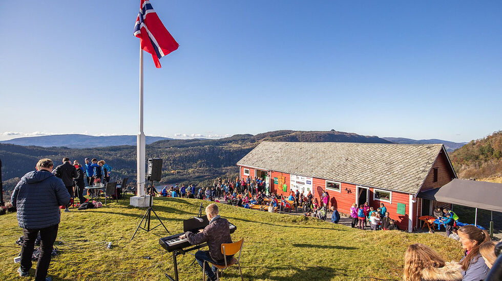  På målområdet Storset har man storslagen utsikt over  bygdene langs Oster- og Hindenesfjorden.