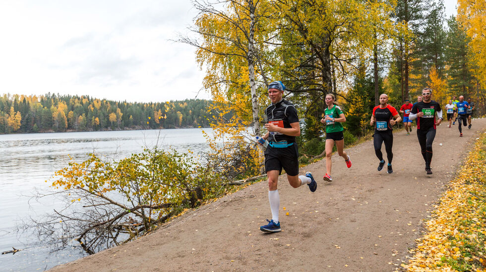 Vi venter i spenning på den dagen vi igjen kan se slik idrettslig utfoldelse i ordinære løpskonkurranser utenfor bane. Bildet er fra Nøklevann Rundt i 2019. (Foto: Per Inge Østmoen)