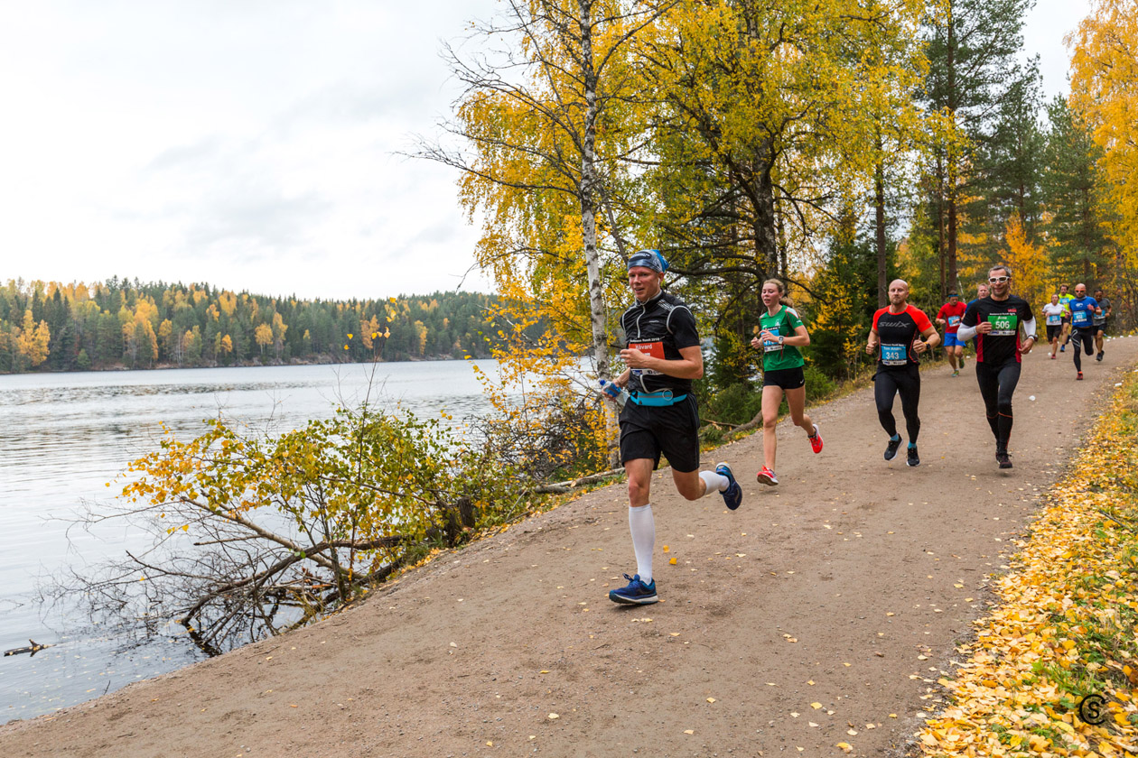 Vi venter i spenning på den dagen vi igjen kan se slik idrettslig utfoldelse i ordinære løpskonkurranser utenfor bane. Bildet er fra Nøklevann Rundt i 2019. (Foto: Per Inge Østmoen)