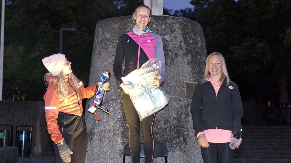 Lisa De Ruiter på toppen av pallen etter spurtseieren over Kjerstin Kvale (til høyre). Guro Langødegård Hoel på tredjeplass fulgte 6 sekunder bak. (Foto: Audun Nystad Bugge)