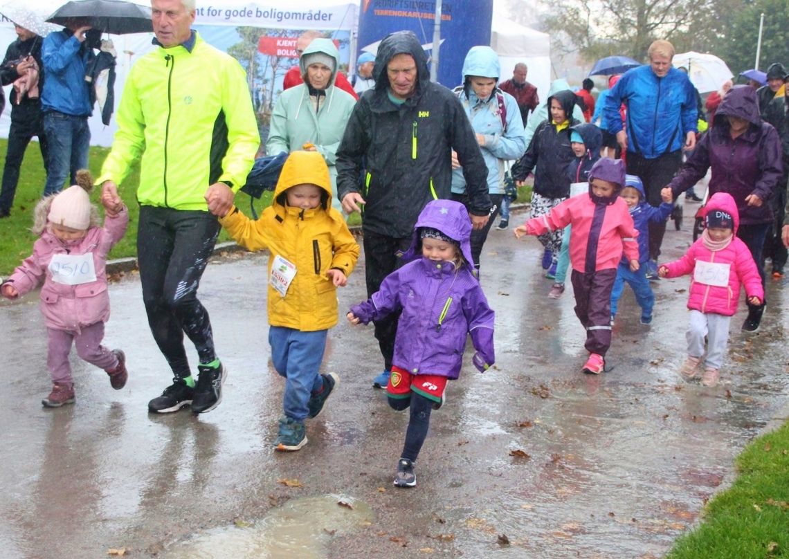 Det var vått, men for barn er det like morsomt å løpe likevel. (Foto: Guri Sæterlid)