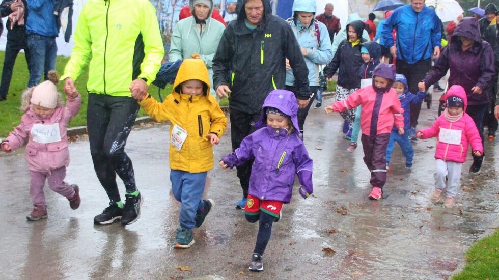 Det var vått, men for barn er det like morsomt å løpe likevel. (Foto: Guri Sæterlid)