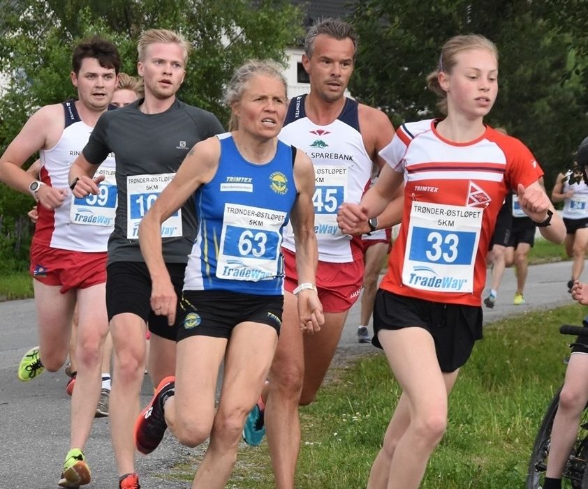 Eva Ingebrigtsen har overtatt klasserekorden på 5 km i 14-15-årsklassen. Her leder hun foran Anne Nevin i Trønder-Øst-løpet tidligere i år, Anne som har løpt årets raskeste 5 km i sin aldersklasse K45-49. (Foto: Rindal IL)