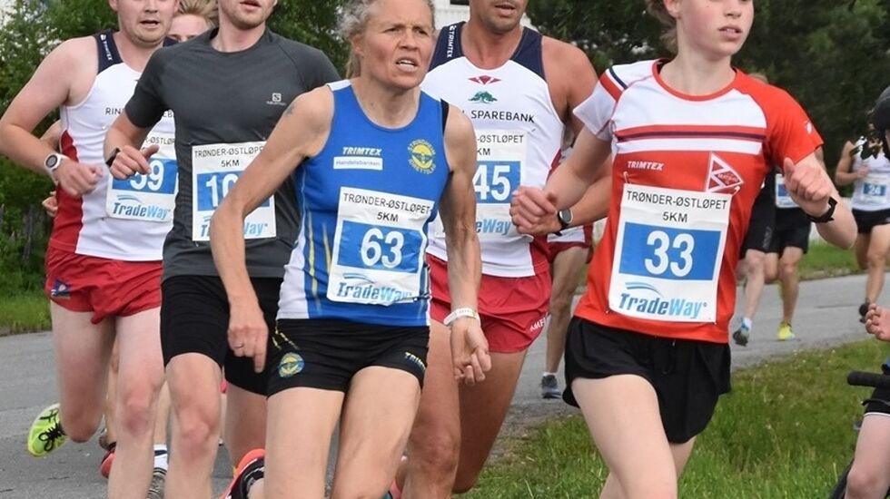 Eva Ingebrigtsen har overtatt klasserekorden på 5 km i 14-15-årsklassen. Her leder hun foran Anne Nevin i Trønder-Øst-løpet tidligere i år, Anne som har løpt årets raskeste 5 km i sin aldersklasse K45-49. (Foto: Rindal IL)