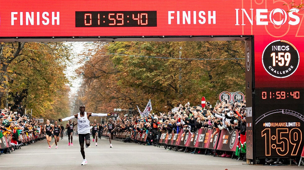 Eliud Kipchoge klarte å bryte 2-timersgrensa med nesten 20 sekunders margin. (Foto: INEOS 1:59 Challenge)
