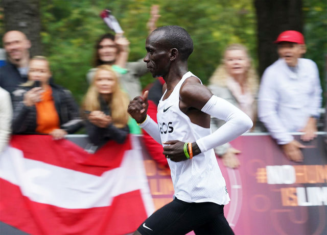 Eliud Kipchoge gjorde noe bare han sjøl hadde vært i nærheten av en oktoberlørdag i Wien. (Foto: INEOS 1:59 Challenge) Men hva hadde han på beina? Det var ikke Vaporfly. Det var et monster av en sko. Nå døpt Nike Alphafly. Eliud Kipchoge gjorde noe bare han sjøl hadde vært i nærheten av en oktoberlørdag i Wien. (Foto: INEOS 1:59 Challenge) Men hva hadde han på beina? Det var ikke Vaporfly. Det var et monster av en sko. Nå døpt Nike Alphafly.