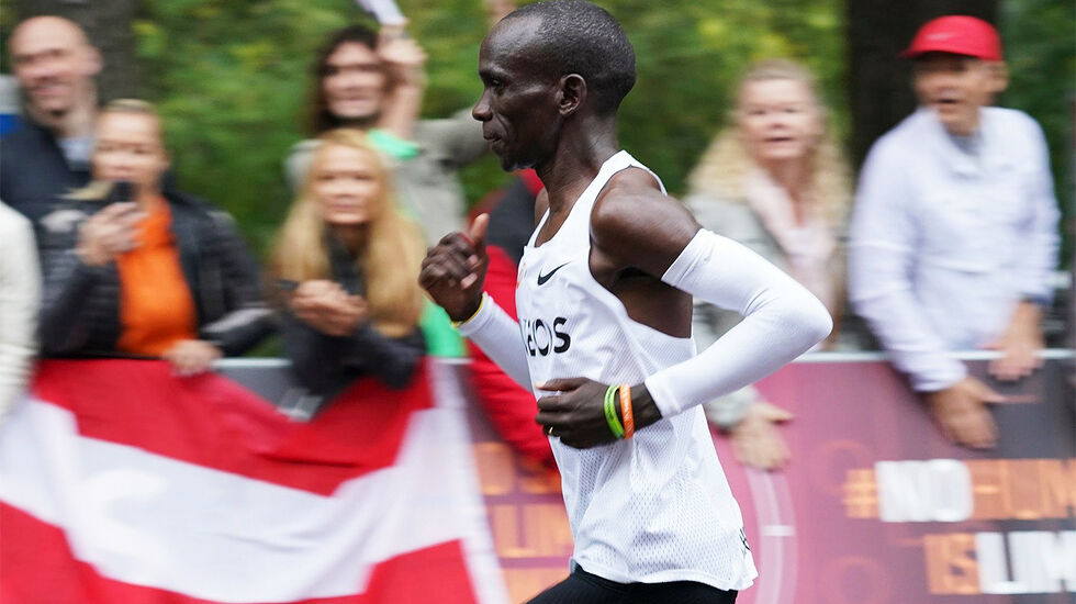 Eliud Kipchoge gjorde noe bare han sjøl hadde vært i nærheten av en oktoberlørdag i Wien. (Foto: INEOS 1:59 Challenge) Men hva hadde han på beina? Det var ikke Vaporfly. Det var et monster av en sko. Nå døpt Nike Alphafly.