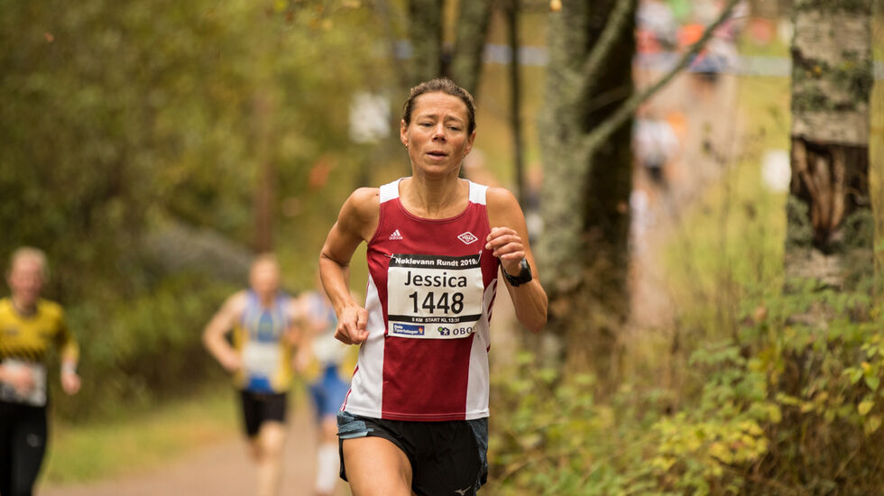 Vinner: Jessica Gunnarsson løp i mål på tida 18.43 og vant kvinneklassen under Nøklevann Rundt sin 5-kilometer. Foto: Sylvain Cavatz