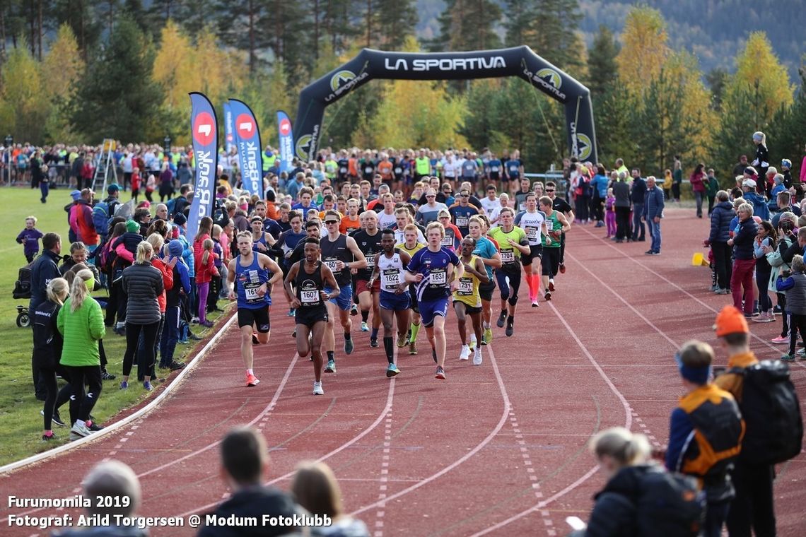 Starten på elitefeltet på 10 km. (Foto: Furomomila / Arild Torgersen, Modum Fotoklubb)