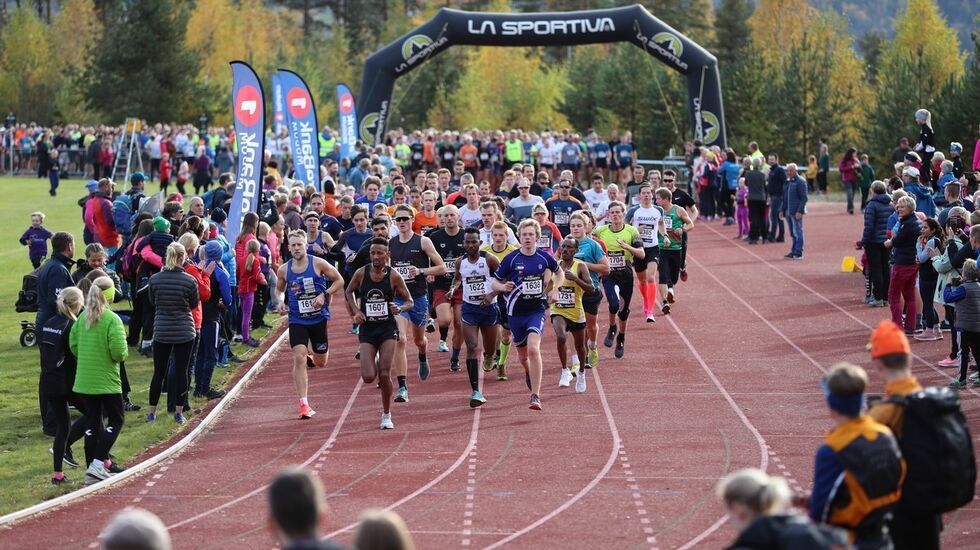 Starten på elitefeltet på 10 km. (Foto: Furomomila / Arild Torgersen, Modum Fotoklubb)