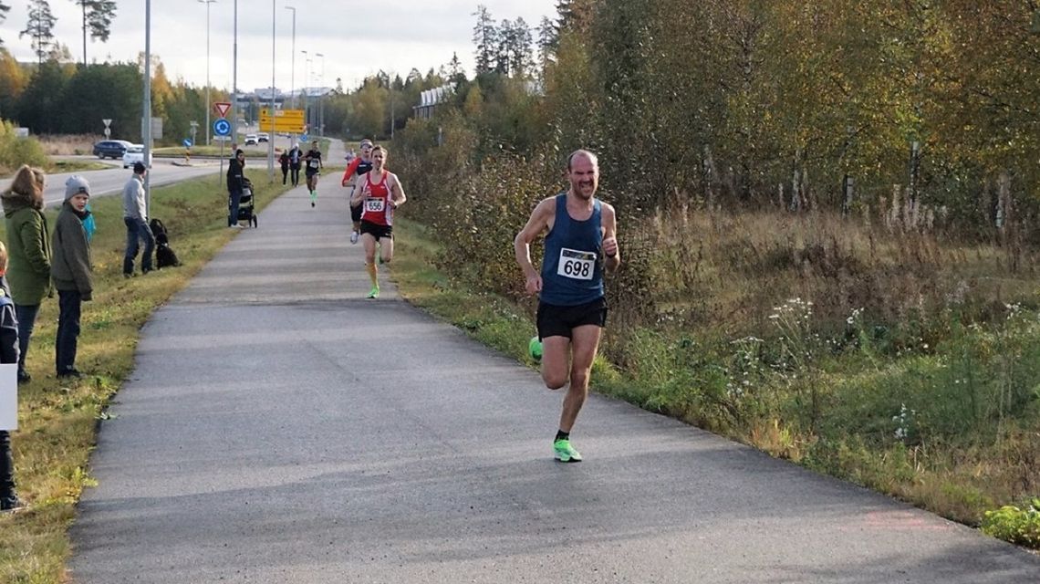 Kristian Thon spurter inn til 15:49 og pers i likhet med over halvparten av de 48 deltakerne på 5 km. (Foto fra Perseløpets facebookside)