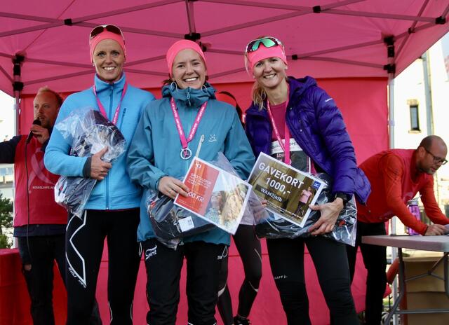 Naturlig nok var det kvinnene som fikk mest oppmerksomhet i løpet, noe også de beste kvinnene fikk del i gjennom premieutdelingen. De tre beste kvinnene, fra venstre: May Evy Nesheim (3), Janne Elin Vatnaland (vinner) og Louise Skak (2)