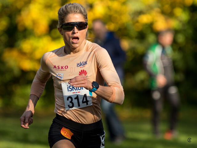 Therese Johaug har ristet av seg konkurrentene og vant NM terreng i Frognerparken med god margin. (Foto: Sylvain Cavatz)