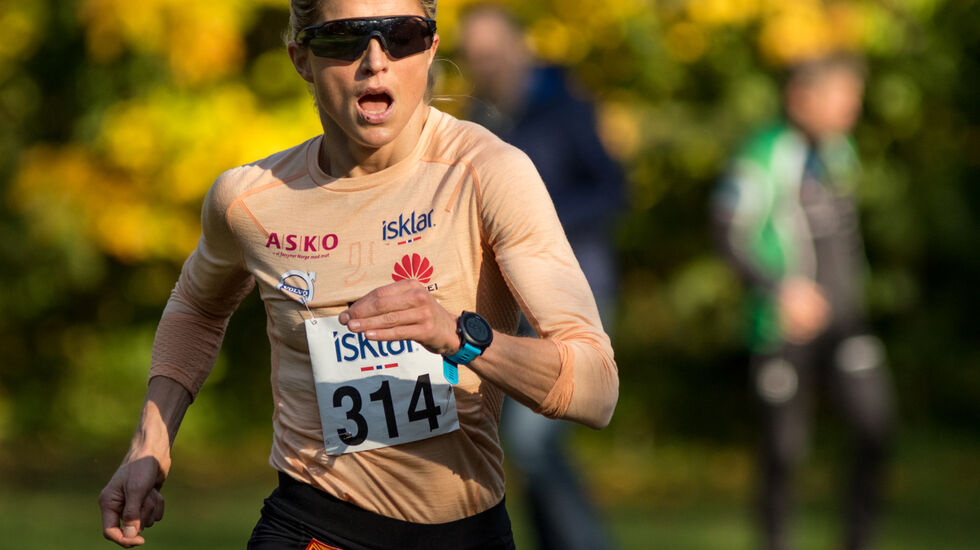 Therese Johaug har ristet av seg konkurrentene og vant NM terreng i Frognerparken med god margin. (Foto: Sylvain Cavatz)